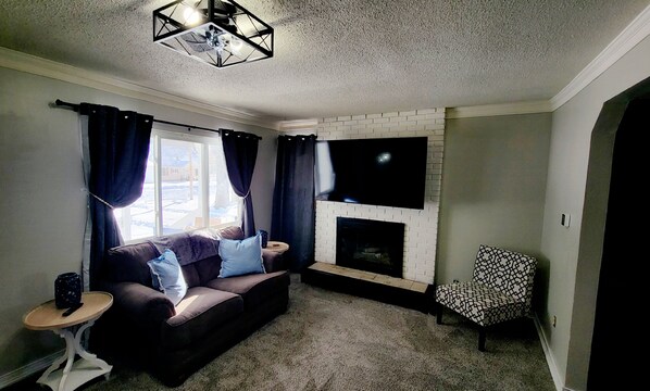 Smart TV - Updated Higgins Cottage w/ AC - Walking Distance to Higgins & Boat Parking (Roscommon)