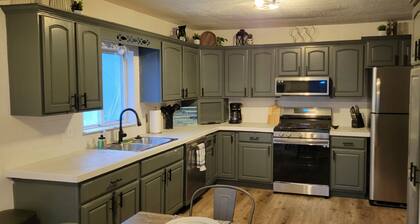 Updated Higgins Cottage w/ AC - Walking Distance to Higgins & Boat Parking