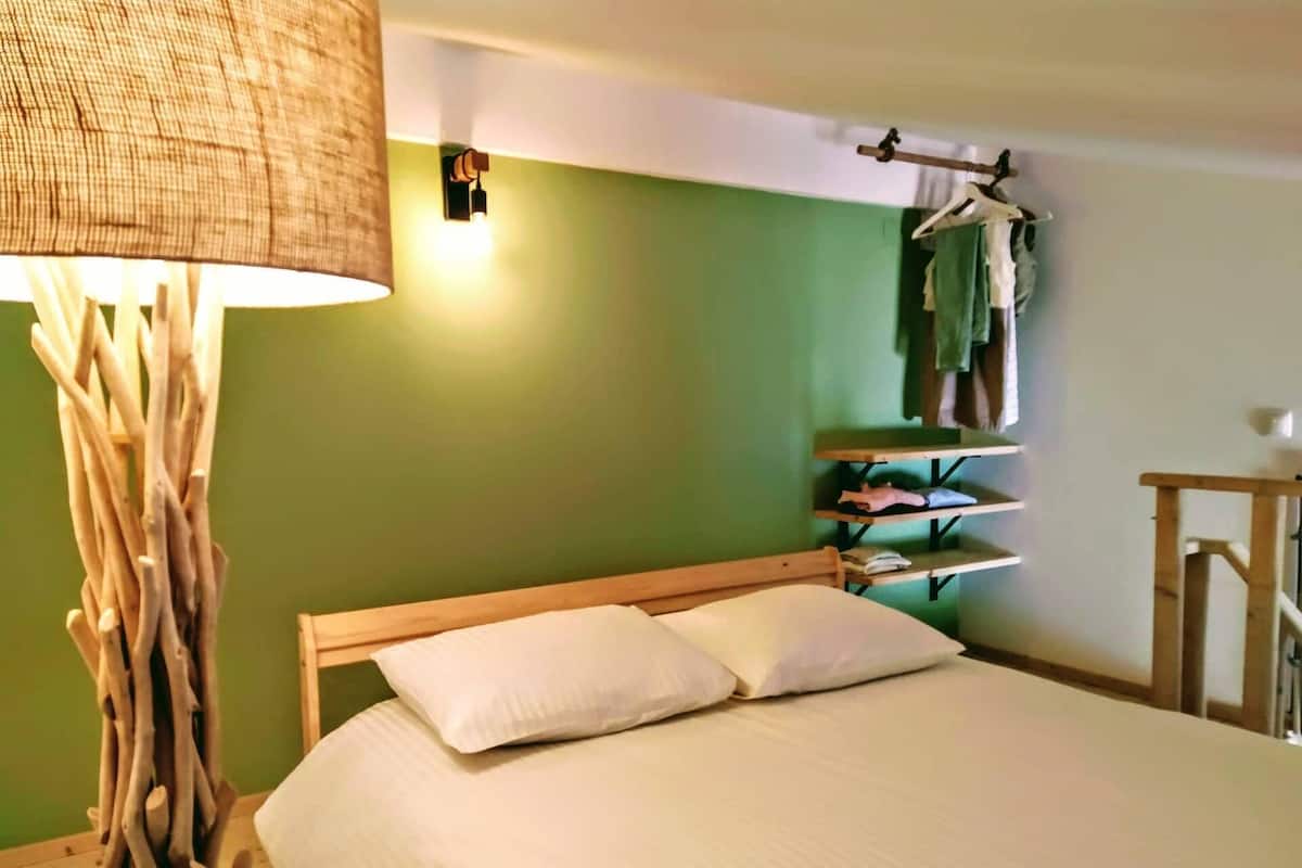 Apartemen Basic, patio, pemandangan kolam renang | 1 kamar tidur, minibar, dan dilengkapi dengan perabotan berbeda-beda