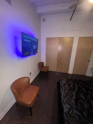 1 bedroom, WiFi, bed sheets - The Luxurious Lofts (Detroit)