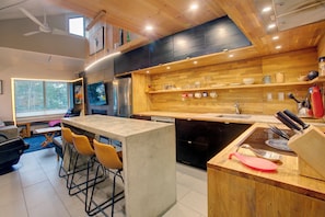 Mikrobølgeovn, ovn, kokeplater og oppvaskmaskin