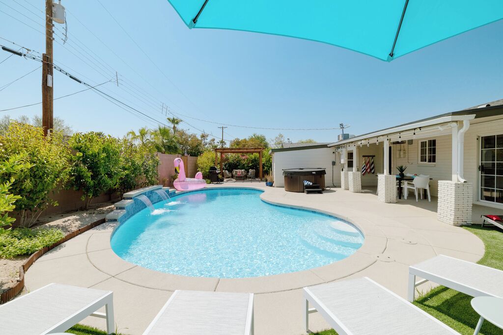 Utendørsbasseng og et oppvarmet basseng