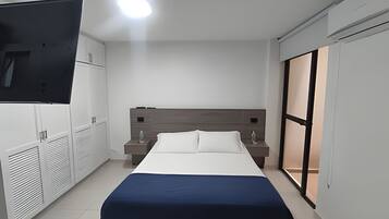 Departamento | 1 habitación, cortinas blackout y tabla de planchar con plancha