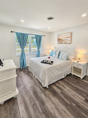 2 bedrooms, desk, iron/ironing board, free WiFi - Dockside Delight - 4 minutes to beach (Englewood)