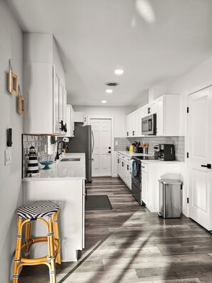 Kjøleskap, mikrobølgeovn, ovn og kokeplater