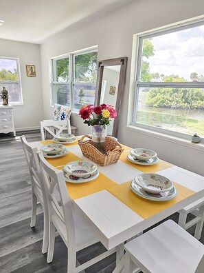 Dining - Dockside Delight - 4 minutes to beach (Englewood)