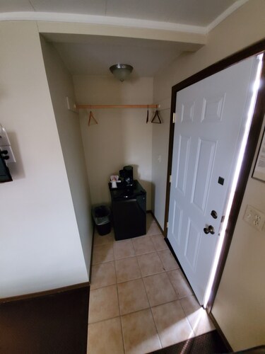 Deschutes Motel - Whiskey Dick - Retreat w/1 Queen Bed