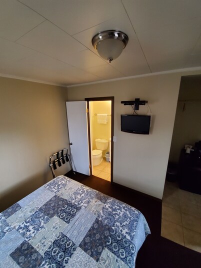 Deschutes Motel - Whiskey Dick - Retreat w/1 Queen Bed