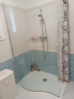 Sèche-cheveux, savon, papier toilette