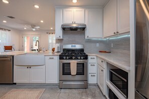 Kjøleskap, mikrobølgeovn, ovn og kokeplater