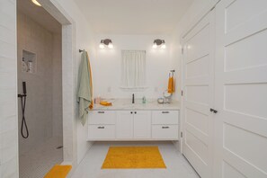 Regadera, toallas, papel de baño 