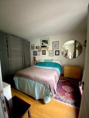 1 slaapkamer, een strijkplank/strijkijzer, wifi, beddengoed