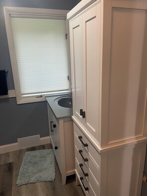 Interior - Cozy bungalow in Marquette w/ hot tub. Minutes from Lake Superior and downtown. (Marquette)