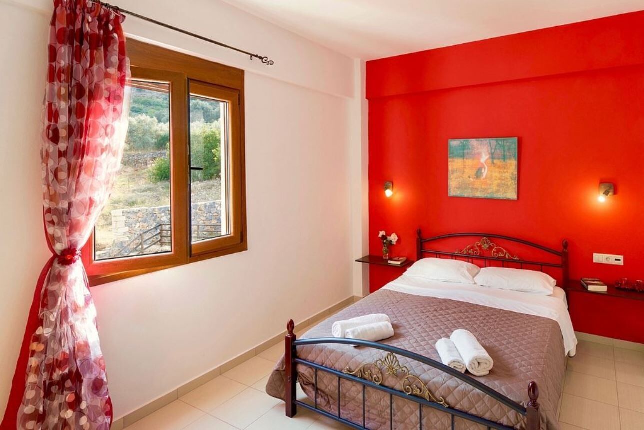 3 habitaciones, tabla de planchar con plancha, wifi y ropa de cama 