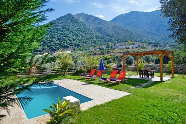 Pool - Villa with pool and big garden (Mpali)