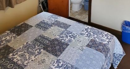 Deschutes Motel - Trout Creek - Retreat w/ 1 Queen Bed