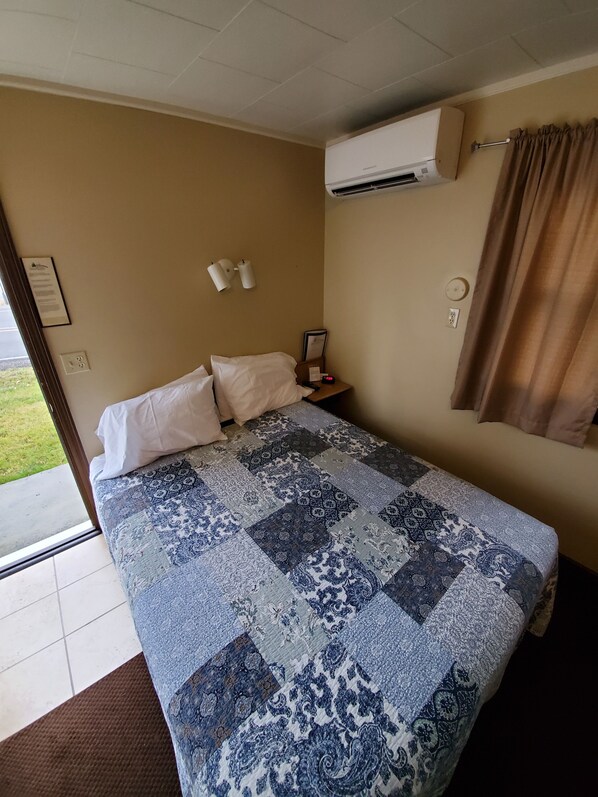 1 bedroom, WiFi, bed sheets - Deschutes Motel - Trout Creek - Retreat w/ 1 Queen Bed (Maupin)