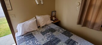 Deschutes Motel - Trout Creek - Retreat w/ 1 Queen Bed