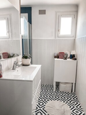 Dusche, Haartrockner, Handtücher, Toilettenpapier