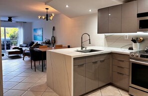 Fridge, microwave, oven, stovetop - Cozy Luxurious Condo with Harry Potter Room and Park Fun (Hialeah)