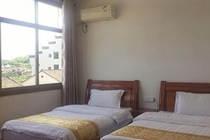 A hotel room with two beds, a window, and an air conditioning unit. - Yuxian Tea Farmer Inn (Taohuatan Scenic Area) (Jing County)