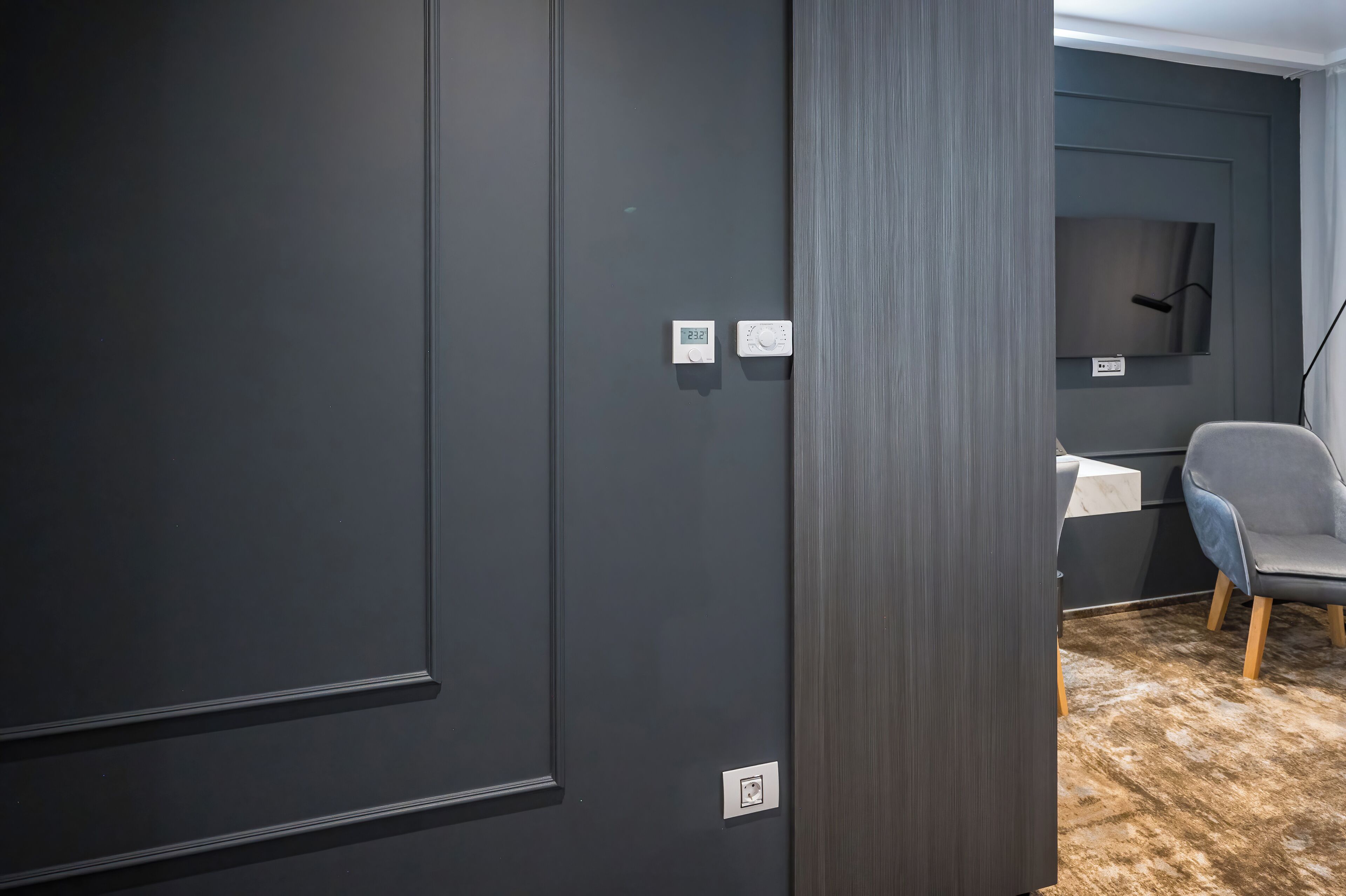 ملاءات من القطن المصري وأغطية فراش متميزة وميني بار وخزنة داخل الغرفة