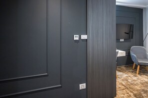 Deluxe Double Room, City View | Egyptian cotton sheets, premium bedding, minibar, in-room safe - ALIVE Hotel (Oradea)