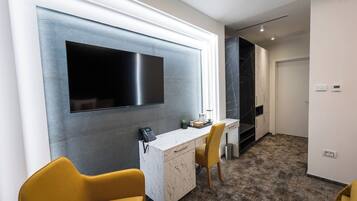Deluxe Double Room, City View | Egyptian cotton sheets, premium bedding, minibar, in-room safe