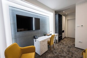 Deluxe Double Room, City View | Egyptian cotton sheets, premium bedding, minibar, in-room safe - ALIVE Hotel (Oradea)