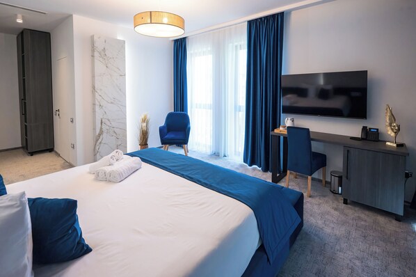 Executive Double Room, Garden View | Egyptian cotton sheets, premium bedding, minibar, in-room safe - ALIVE Hotel (Oradea)