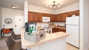 Een koelkast, een microgolfoven, een oven, een kookplaat