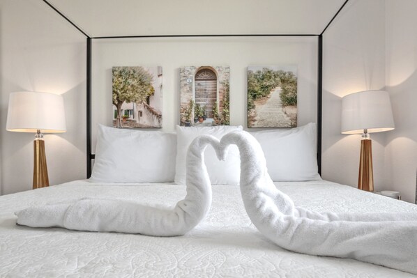 2 bedrooms, iron/ironing board, WiFi, bed sheets - Disney Fab4, Stitch, Lady!Come enjoy a Magical vacation so close to WDW and more (Kissimmee)