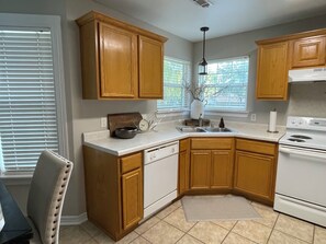 Fridge, microwave, oven, stovetop - Faytown Cozy! 4 miles to UofA and DT Fayetteville  (Fayetteville)