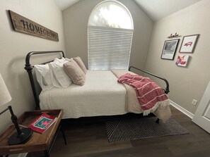 3 bedrooms, iron/ironing board, WiFi, bed sheets