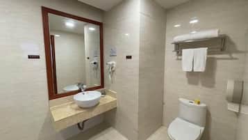 Un baño pequeño con lavamanos, espejo y retrete.
