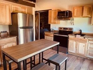 Jääkaappi, mikroaaltouuni, uuni, liesi