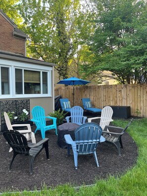 Terrace/patio - Cozy charmer walking distance to ND! Plenty of driveway and street parking. (South Bend)