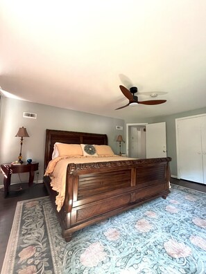 3 室のベッドルーム、デスク、アイロン / アイロン台、旅行用ベビーベッド