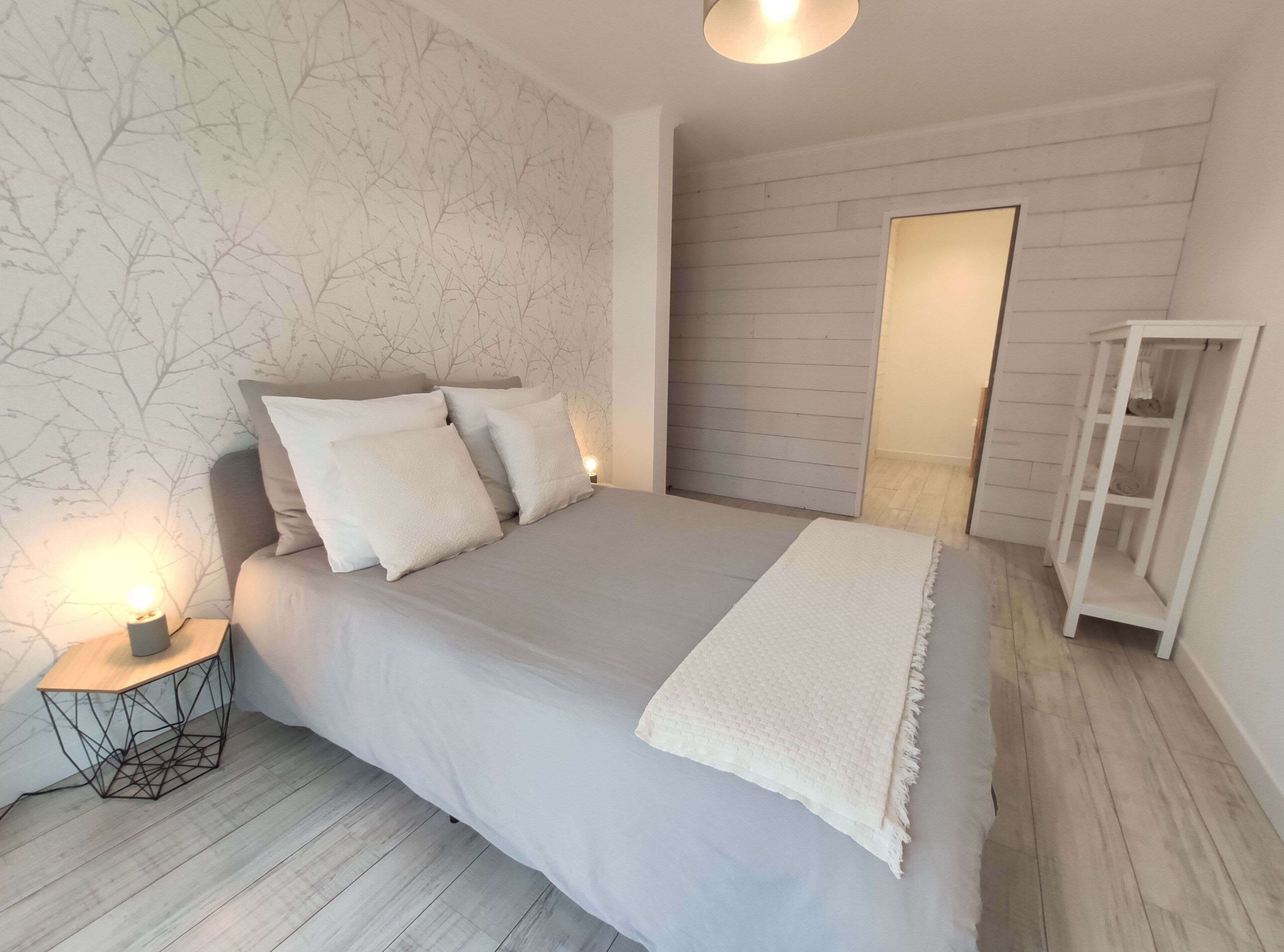 5 bedrooms, desk, iron/ironing board, travel cot