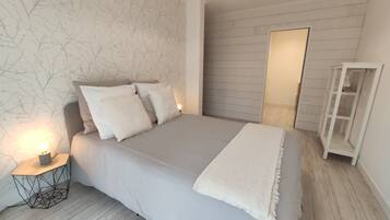 5 bedrooms, desk, iron/ironing board, travel cot