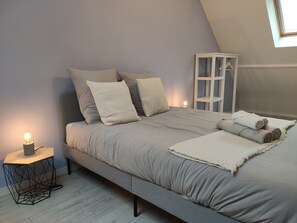 5 間睡房、書桌、熨斗/熨衫板、可攜式嬰兒床