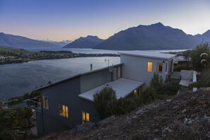 Exterior - Remarkable Lookout | Fantastic location | Spacious stand-alone home (Queenstown)