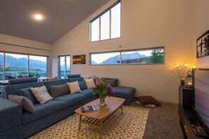 Smart TV, fireplace, books - Remarkable Lookout | Fantastic location | Spacious stand-alone home (Queenstown)