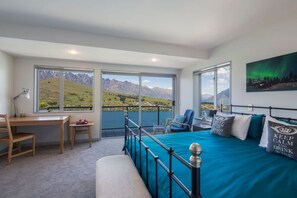 4 bedrooms, desk, iron/ironing board, free WiFi - Remarkable Lookout | Fantastic location | Spacious stand-alone home (Queenstown)