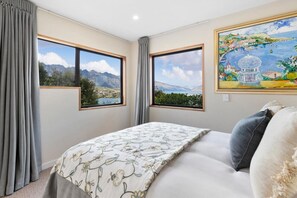 3 bedrooms, desk, iron/ironing board, free WiFi - Swallowdale | A home away from home, close to town (Queenstown)