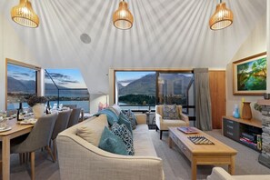 Smart TV, fireplace, books, stereo - Swallowdale | A home away from home, close to town (Queenstown)