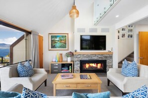 Smart-TV, Kamin, Bücher, Stereoanlage