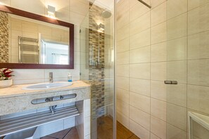 Dusche, Haartrockner, Handtücher