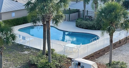 Gulfside view condo in Horseshoe Beach for you and your family to enjoy!