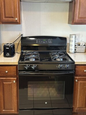 Fridge, oven, stovetop, coffee/tea maker